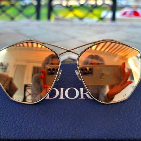 GORGEOUS DIOR SUNGLASSES WITH CASE - Picture 3 of 10